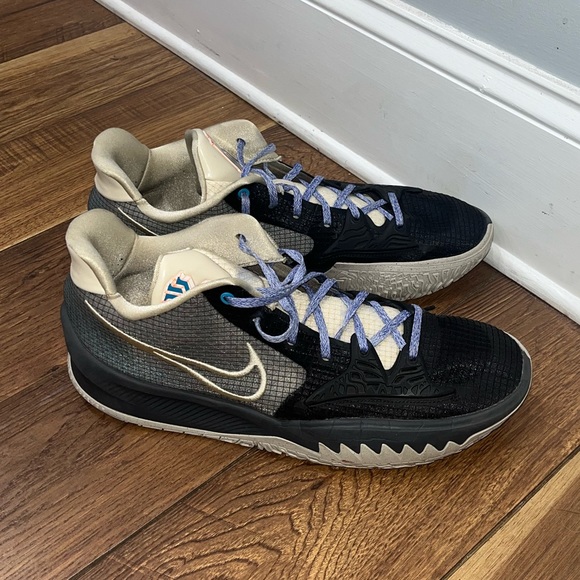 Nike Kyrie - Picture 3 of 7